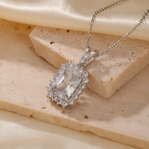 Élégant collier argenté avec pendentif en diamant clair rectangulaire et chaîne fine