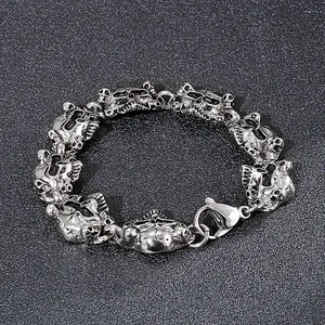 Vue détaillée du bracelet à maillons tête de mort punk avec fermoir mousqueton argent