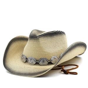 Klassischer Western-Strohhut mit silbernem Concho-Band und verstellbarem Kinnriemen