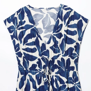 Damenkleid mit V-Ausschnitt, blauem Tropenprint und Kordelzug an der Taille
