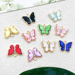 Vue macro de pendentifs papillon en acrylique coloré avec strass pour bijoux DIY