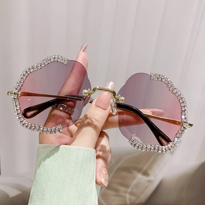 Lunettes de soleil sans monture surdimensionnées avec verres dégradés violets et strass