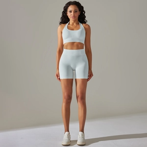Dettaglio del tessuto a costine senza cuciture sui pantaloncini yoga e reggiseno sport
