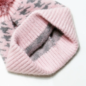 Primo piano del berretto in maglia pied-de-poule rosa con trama soffice