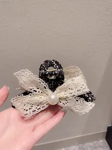Détail d'une pince à cheveux à nœud en dentelle florale avec une perle élégante