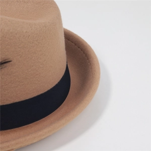Dettaglio macro del cappello in feltro di lana con trama del tessuto e nastro decorativo