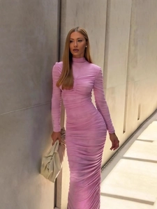 Robe longue froncée rose à manches longues avec col montant et coupe moulante élégante