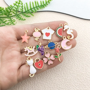 Set mit 14 bunten Emaille-Anhängern aus Legierung für DIY-Schmuck in der Hand gehalten