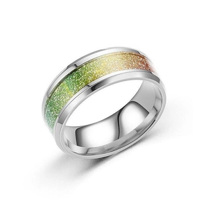 Detailansicht eines polierten Edelstahlrings mit regenbogenfarbenem Glitzereinsatz