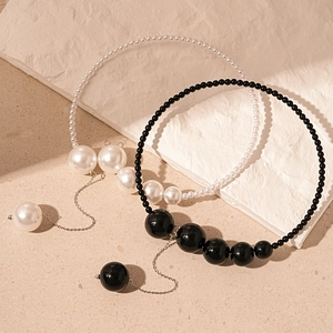 Colliers vintage français en perles blanches et noires avec des glands géométriques