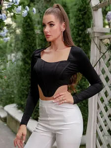 Détail du haut corset noir à col carré avec manches longues et design amincissant
