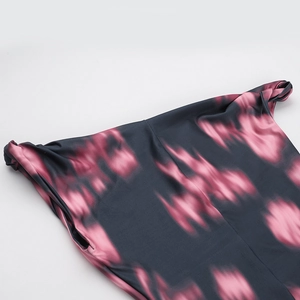 Détail de l'épaule nouée d'une robe sirène en satin élégante à imprimé floral