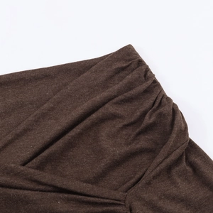Elegante maglione in maglia marrone scuro con design a spalle scoperte e vita con arricciatura