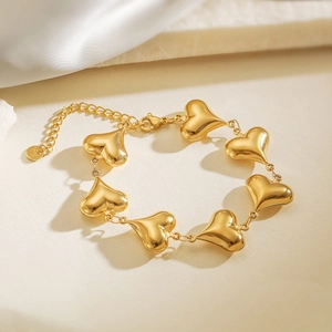 Minimalist 18K gold-plated stainless steel heart link bracelet for women with elegant finish