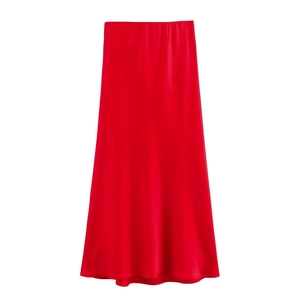 Détail d'une jupe midi en satin rouge avec texture soyeuse et taille élastiquée