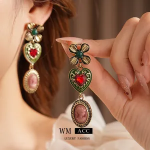 Boucles d'oreilles baroques vintage avec cœur rubis et pendentif camée rose élégant