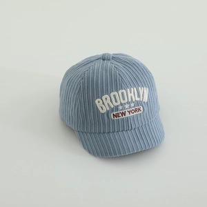 Detailansicht von hellblauem Cord mit Brooklyn-Stickerei auf der Baby-Baseballkappe