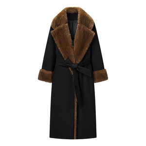 Manteau long noir élégant pour femme avec col en fourrure marron et ceinture à la taille