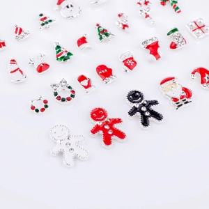 Detailansicht der Weihnachts-Nailart-Anhänger mit festlichem Emaille und kleinen Straßsteinen