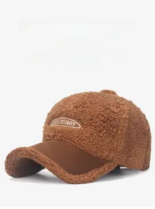 Détail de la casquette baseball en polaire teddy marron avec broderie GOODBOY blanche