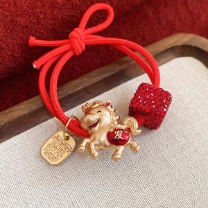 Élastique à cheveux rouge avec breloque cheval dorée et pendentif cristal rouge