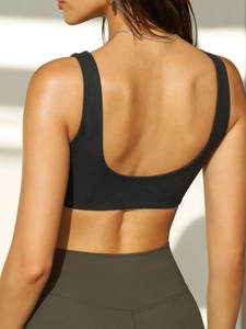 U-shaped back design of a high-elastic black yoga sports bra on model