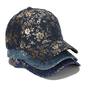 Berretti da baseball in denim con motivi floreali dorati in varie tonalità di blu