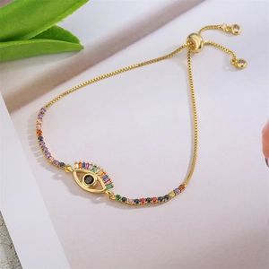 Détail du bracelet réglable en or avec œil protecteur et pierres de zircon colorées
