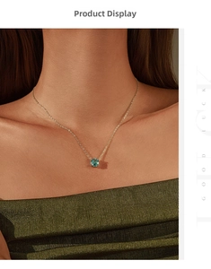 Gros plan d'un collier en argent S925 avec pendentif bleu mer sur un mannequin femme