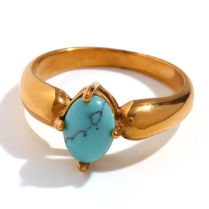 Minimalistischer goldener Edelstahlring mit ovalem Türkisstein in Vier-Krallen-Fassung