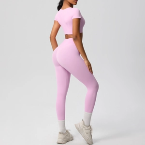 Vue latérale de l'ensemble de yoga rose avec legging de sport galbant taille haute