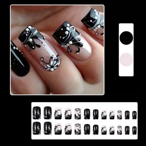 Unghie finte floreali scure con nail art francese nero-rosa e motivi a linee sottili