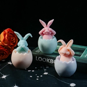 Dettaglio di stampi in silicone per coniglietti pasquali nei colori rosa, blu e arancione