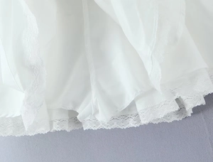 Gros plan sur l'ourlet blanc avec bordure en dentelle délicate et tissu léger