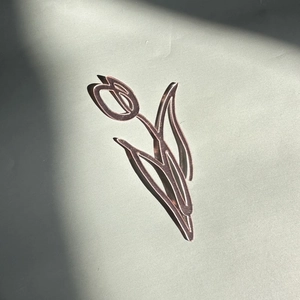 Détail de la décoration de gâteau tulipe en acrylique or rose avec ombre élégante
