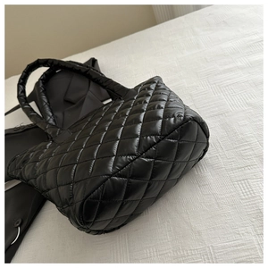 Vue détaillée du sac cabas matelassé noir avec motif classique de couture en losange
