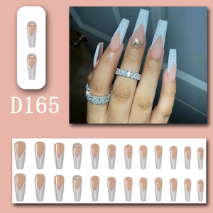 Detailansicht der silbernen Glitzer-French-Nails mit Strasssteinen auf Nude-Basis