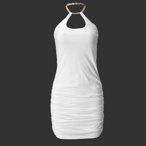 Détail de la robe mini blanche dos nu avec chaîne dorée et texture drapée froncée