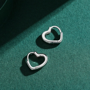 Créoles minimalistes en argent s925 en forme de cœur avec une finition polie brillante