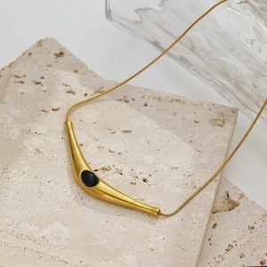 Collier minimaliste en acier inoxydable plaqué or 18k avec pierre noire sur socle