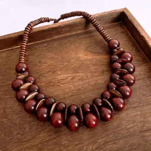 Collana etnica vintage con perle di legno rosso scuro e dischi di cocco per donna