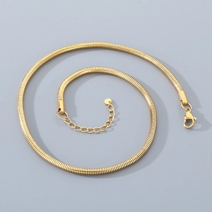 Détail du collier chaîne serpent dorée avec fermoir mousqueton et extension réglable