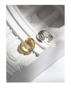 Macro di polsini per orecchie spessi in oro e argento su decorazione in pietra
