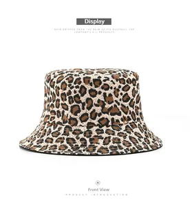 Vista detallada del sombrero de pescador con estampado de leopardo y costuras de sarga