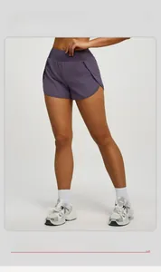 Détail du short de sport violet à double couche avec fentes latérales et poches cachées