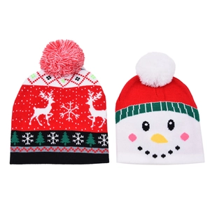 Weihnachtliche Strickmützen Set mit Rentier-Muster und Bommel für warme Winter