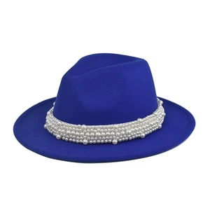 Primer plano detallado de sombrero fieltro azul con elegante banda ancha de perlas