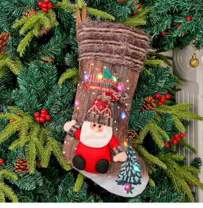Détail d'une chaussette de Noël avec lumières LED et poupée Père Noël sur un sapin