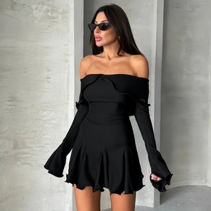 Robe courte moulante noire à épaules dénudées avec manches évasées et volants chic