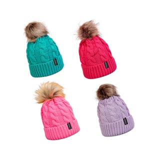Bonnets en maille torsadée quatre couleurs avec pompon en fourrure et étiquette freedom
